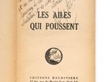 un livre ouvert avec une écriture dessus, posé sur une table
