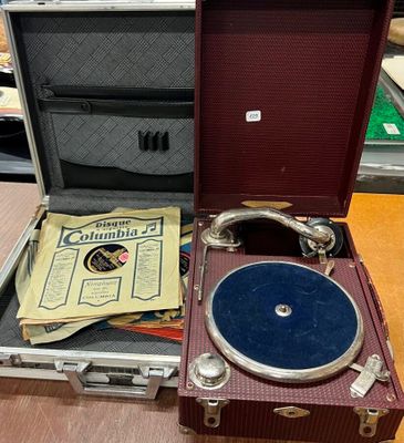 une valise dans laquelle se trouve un tourne-disque