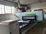 une grande machine placée au milieu d'une pièce