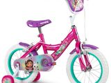un gros plan sur un vélo d'enfant sur fond blanc