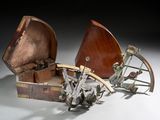une petite boîte en bois contenant un objet en métal
