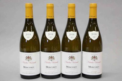 trois bouteilles de vin sont alignées sur une table
