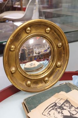 la photo d'une photo représentant un homme dans un miroir posé sur une table