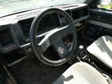 un volant et un tableau de bord de voiture dans une casse