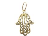 un pendentif en forme de main de Hamsa dorée sur fond blanc