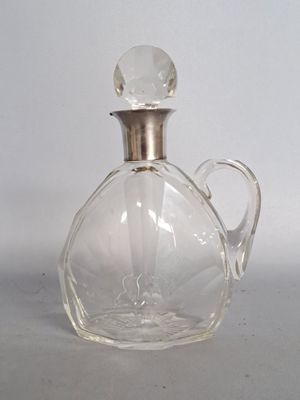 une bouteille en verre transparent avec un bouchon argenté
