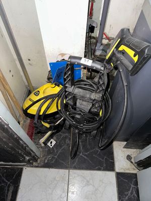 une photo d'une pièce où se trouvent tout un tas d'outils par terre