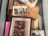 de nombreuses vieilles photos dans une boîte posée sur la table
