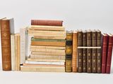 plusieurs livres empilés sur une table