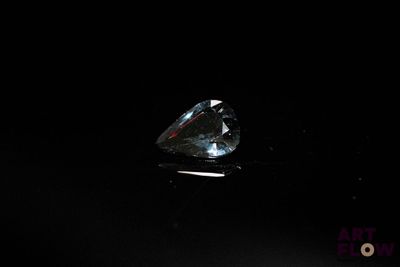 un gros plan d'un diamant dans l'obscurité, sur fond noir
