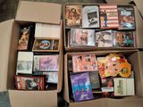 un grand nombre de dvd dans une boîte posée sur le sol