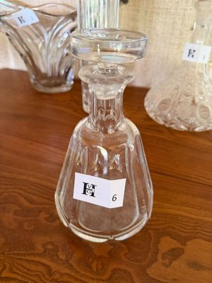 un vase en verre muni d'une étiquette, posé sur une table