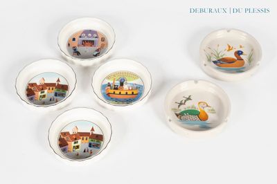 quatre bols aux motifs variés posés sur une surface blanche