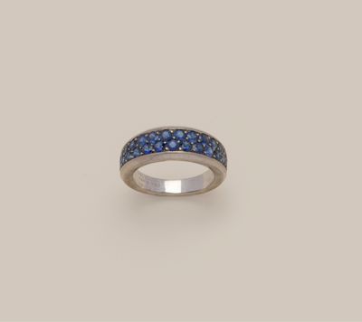 une bague ornée de saphirs bleus sur fond blanc