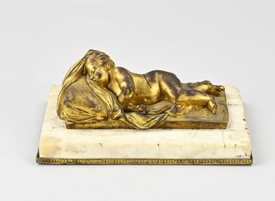 une image représentant une statue en or d'une femme allongée sur un socle en marbre
