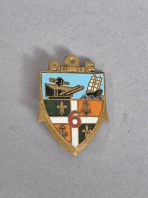 un badge représentant un avion, posé sur une table