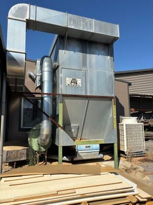une grosse machine qui se trouve à l'extérieur d'un bâtiment