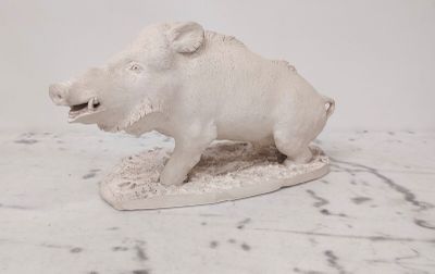 statue d'un sanglier blanc posée sur une surface en marbre, avec un fond blanc