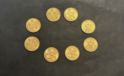 un tas de pièces d'or posé sur une surface noire