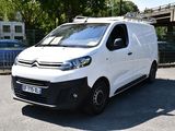 une camionnette blanche garée dans un parking