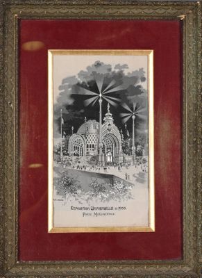 une vieille photo d'une église avec des moulins à vent en arrière-plan