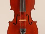 une image représentant un violon avec un archet sur fond blanc