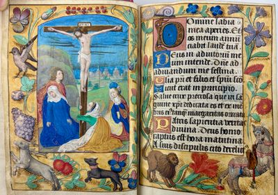 un livre ouvert sur lequel figure une image de Jésus sur la croix