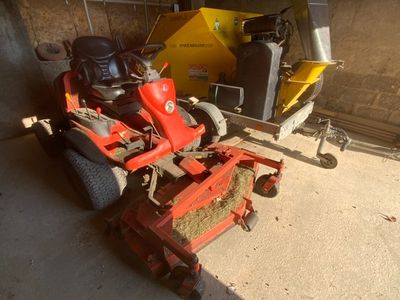 une tondeuse à gazon qui est rangée dans un garage