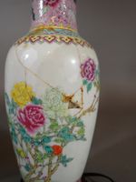 Lot de 2 vases montés en lampe en porcelaine polychrome, l'u… (photo 3)