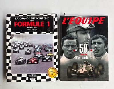 deux livres posés sur une table blanche, dont la couverture est à carreaux noirs et blancs