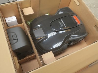 une boîte contenant une tondeuse à gazon