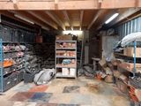une pièce remplie d'une multitude d'objets de toutes sortes