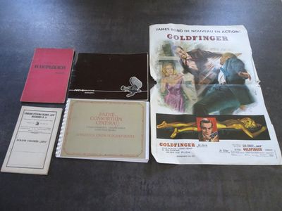 beaucoup de livres et de brochures posés sur une table