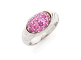 Gros plan sur une bague ornée d'une pierre rose