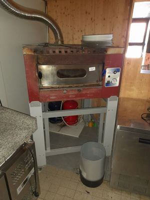 une image d'une cuisine avec une cuisinière et une poubelle