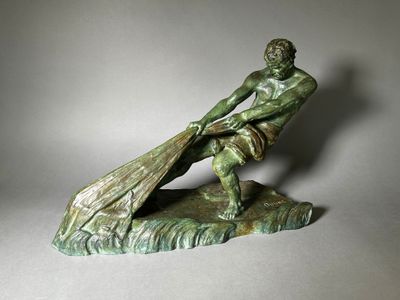 statue en bronze représentant un homme sur un bateau, tenant une rame