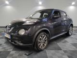 Le SUV Nissan Juke noir est garé dans le garage.