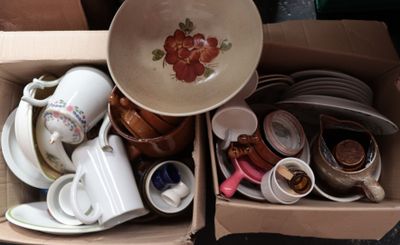 une boîte remplie d'assiettes et de tasses posée sur une table