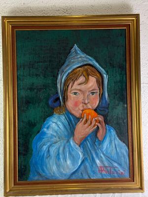un tableau représentant un enfant en train de manger une orange, accroché au mur