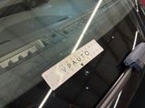 a sticker on the windshield of a car that says vauto