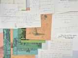 un réfrigérateur recouvert d'une multitude de cartes postales et de papiers