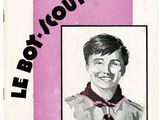 un vieux livre sur lequel figure la photo d'un homme en uniforme de scout