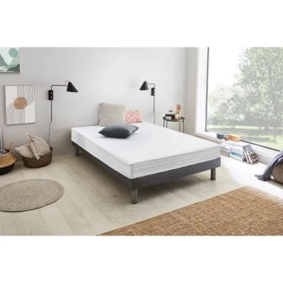 un lit sur lequel est posé un matelas dans une pièce
