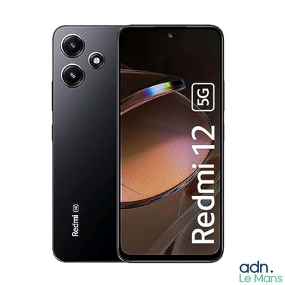 Le smartphone Realm 2 5G est présenté en noir, avec un appareil photo fixé dessus.