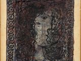 un tableau représentant le visage d'une femme, dans un cadre marron