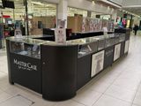 une photo d'un magasin avec une grande vitrine