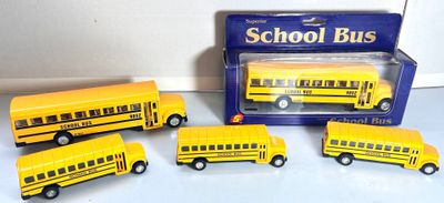 Lot de 5 bus scolaires américains jaunes dont 3 de la marque JUL et 2 