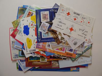 de nombreux types de timbres et d'enveloppes disposés sur une table