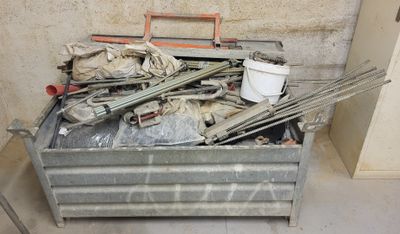une boîte métallique contenant de nombreux outils