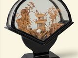 une boule de verre contenant une image, posée sur un socle
